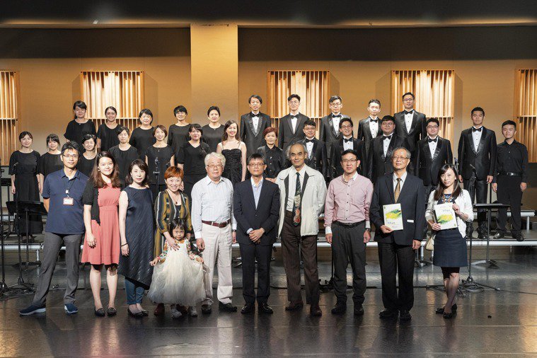 「2020台灣音樂憶像《委創首演系列合唱專場－聲迴台灣》合影」，前排右四為作曲家...